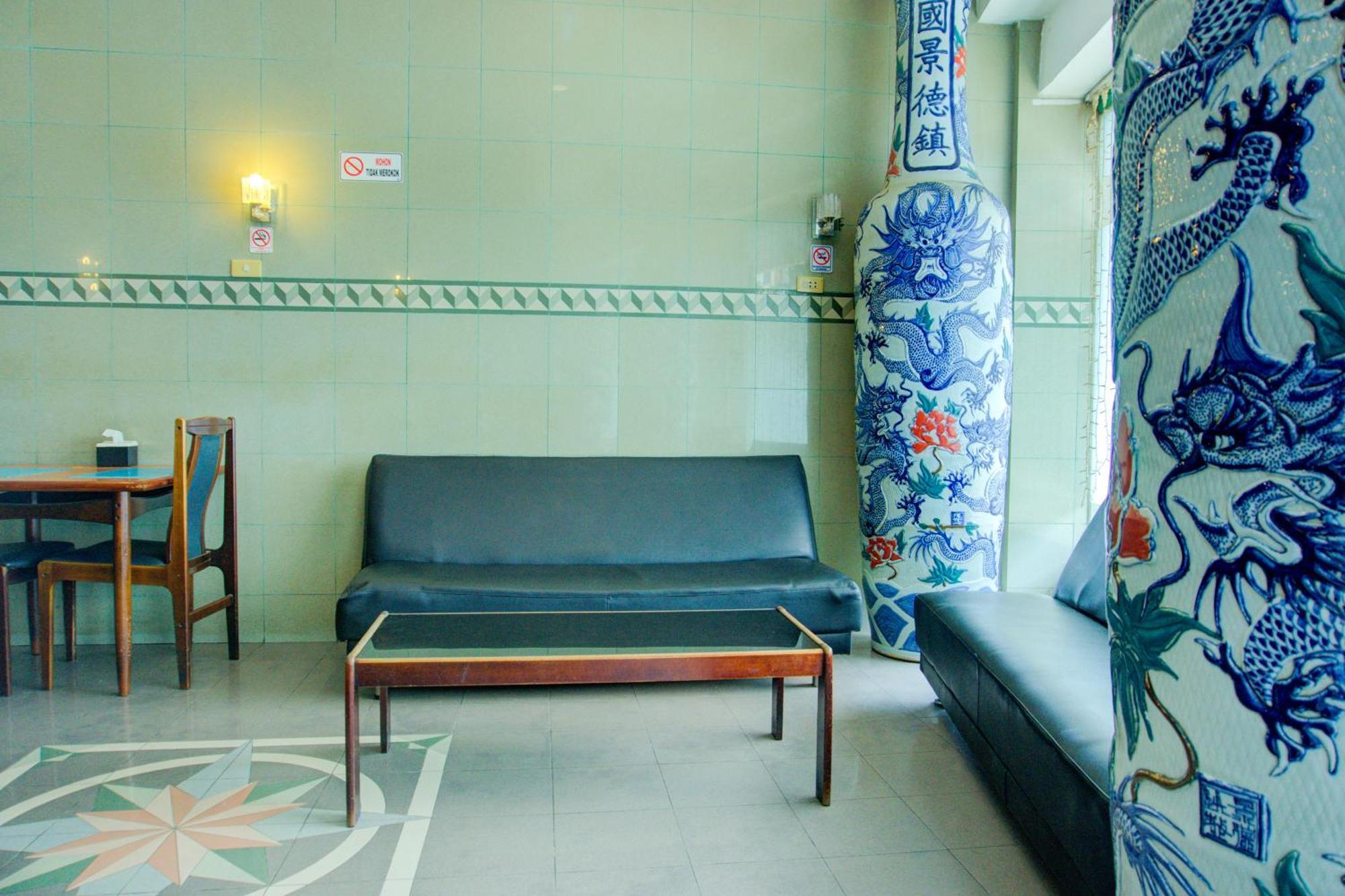 Townhouse Oak Palembang Near Jembatan Ampera Formerly Azzura Hotel Экстерьер фото