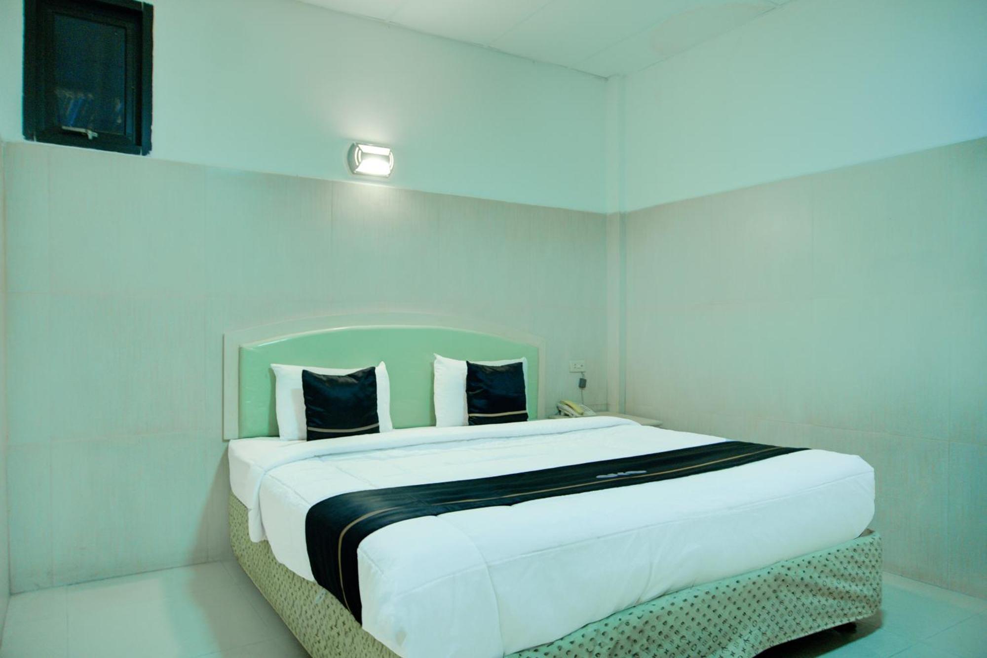 Townhouse Oak Palembang Near Jembatan Ampera Formerly Azzura Hotel Экстерьер фото